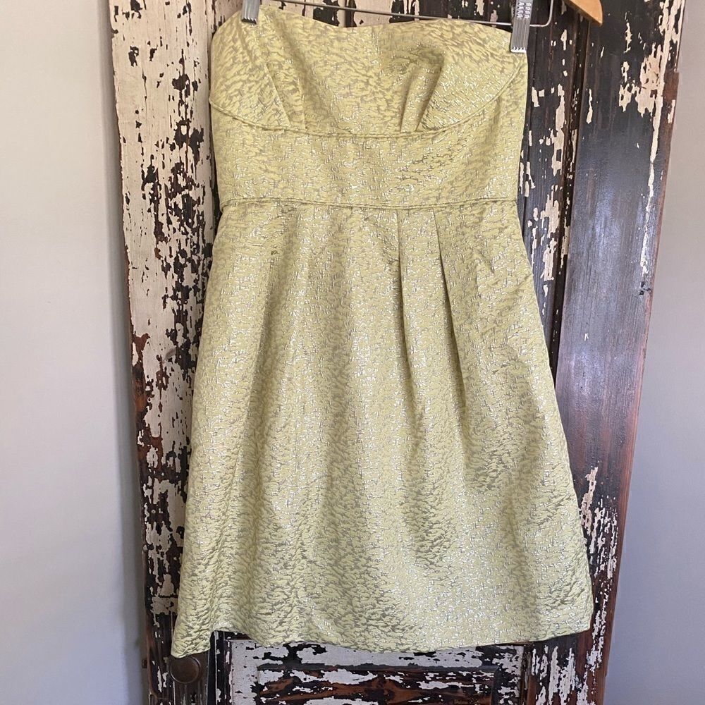 Women’s strapless BCBG MaxAzria cocktail Jacquard Dress. Size 4.